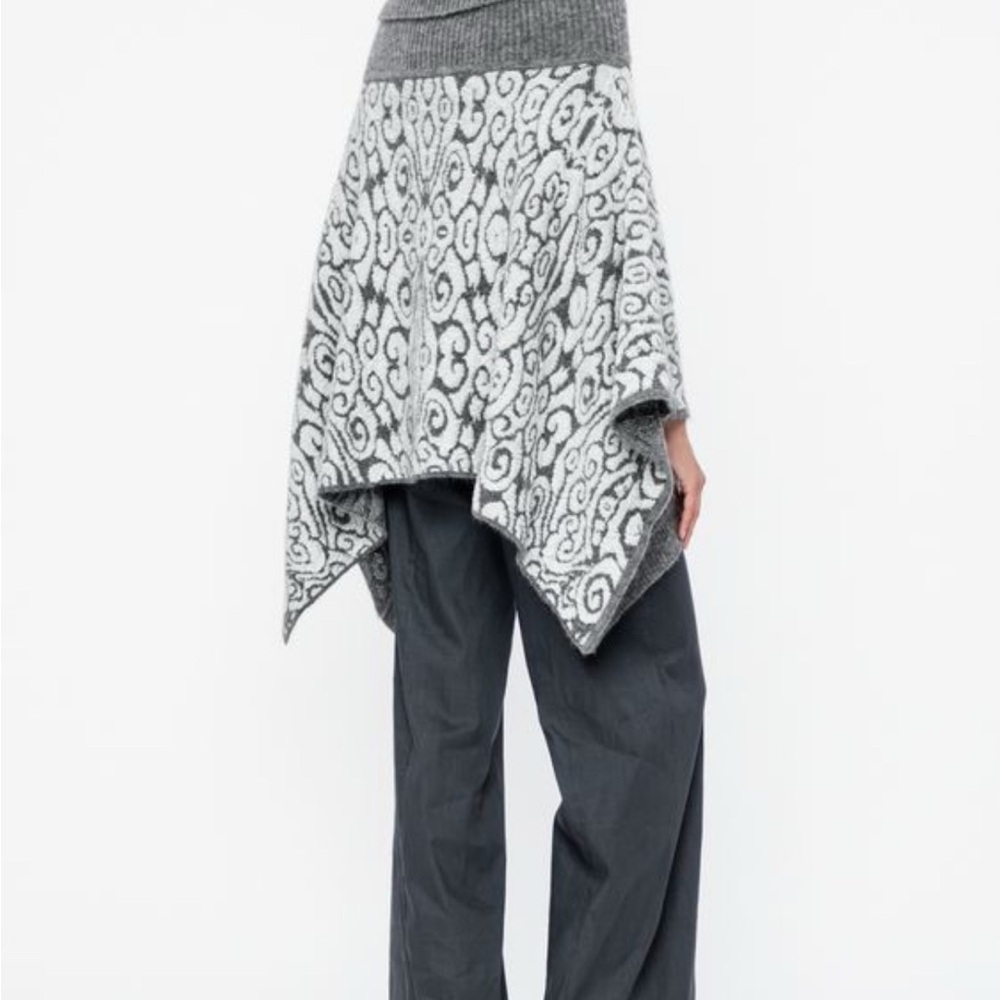 Sarah Pacini, Jacquard Poncho style